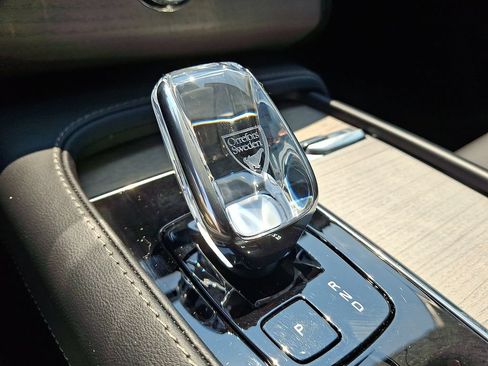 Certified 2025 Volvo XC90 B6 Ultra w/ Protection Package Premier AWD/4WD image 18