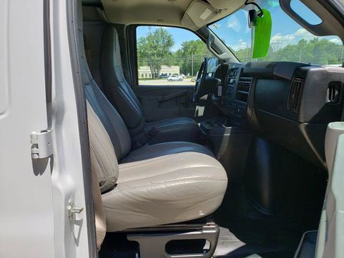 Used 2017 Chevrolet Express 2500 RWD image 16