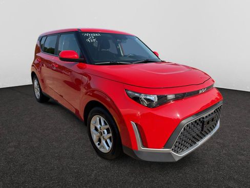 Used 2023 Kia Soul LX w/ LX Technology Package FWD image 3