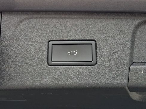 Used 2025 Volkswagen Atlas SE image 32