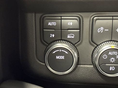 Used 2024 GMC Yukon XL SLE image 21