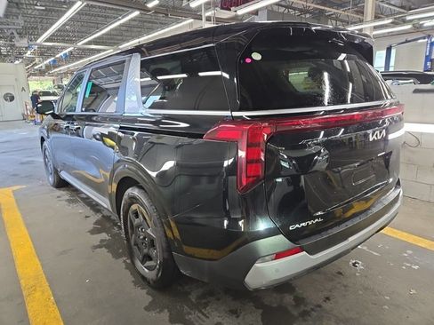 Used 2025 Kia Carnival FWD image 14