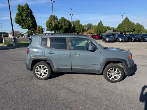 Used 2017 Jeep Renegade Latitude w/ Trailer Tow Group AWD/4WD image 6