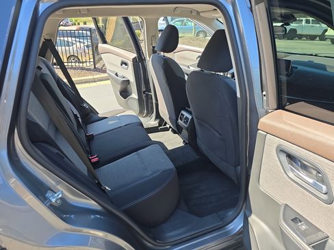 Used 2023 Nissan Rogue SV image 11