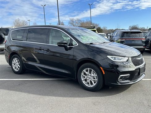 Used 2025 Chrysler Pacifica Select image 7