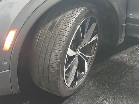 Used 2022 Volkswagen Tiguan SEL R-Line image 34