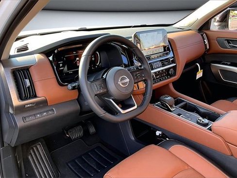 New 2025 Nissan Pathfinder Platinum image 7