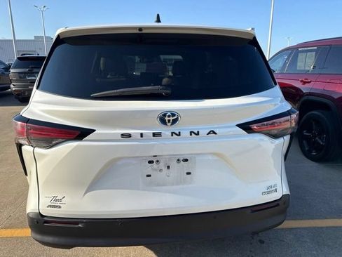 Used 2021 Toyota Sienna XLE AWD/4WD image 6