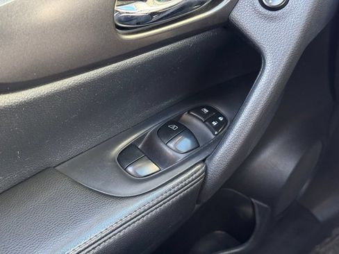 Used 2015 Nissan Rogue S AWD/4WD image 29
