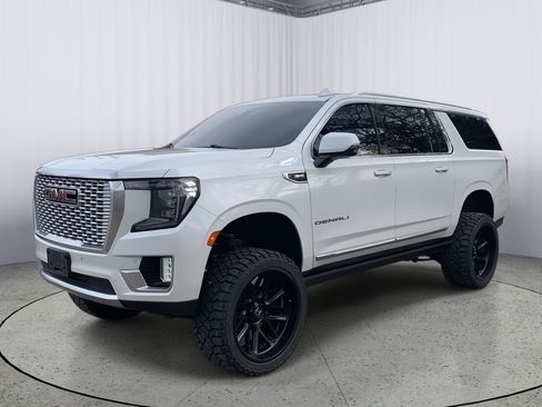 Used 2021 GMC Yukon XL Denali w/ Denali Premium Package image 3