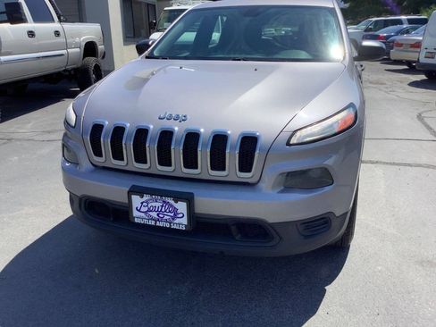 Used 2017 Jeep Cherokee Sport w/ Trailer Tow Group AWD/4WD image 4