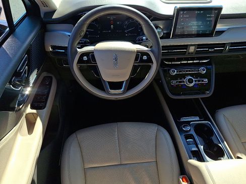 Used 2022 Lincoln Corsair AWD w/ Premium Package image 11