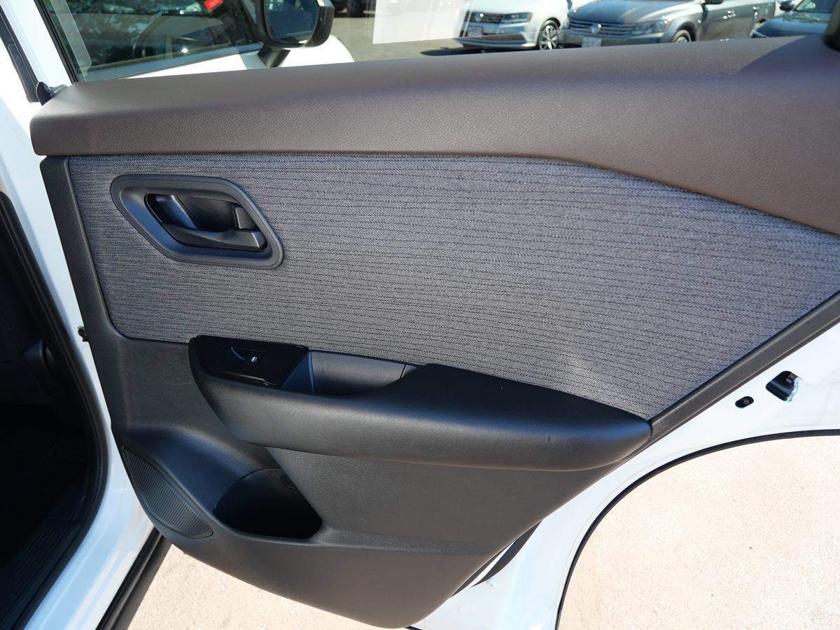 Used 2023 Nissan Rogue S AWD/4WD image 28