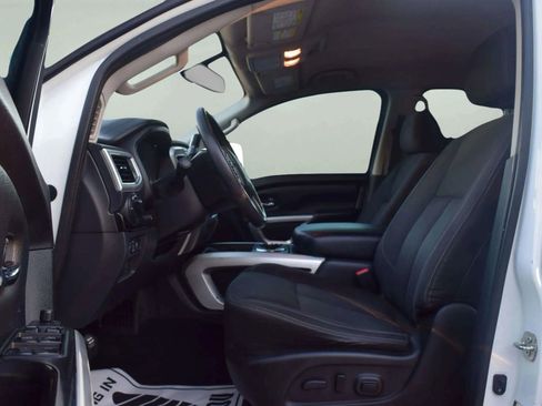 Used 2017 Nissan Titan SV image 15