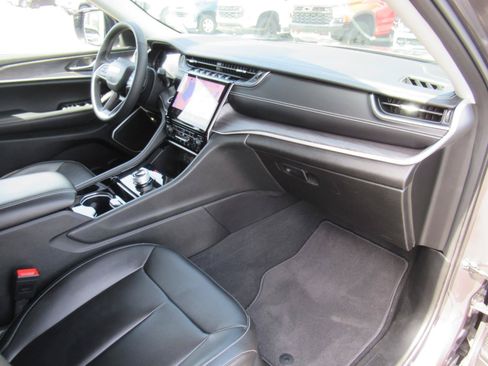 Used 2023 Jeep Grand Cherokee L Limited w/ Luxury Tech Group II RWD image 12