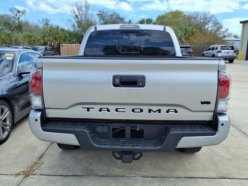 Used 2022 Toyota Tacoma TRD Sport w/ Technology Package image 5