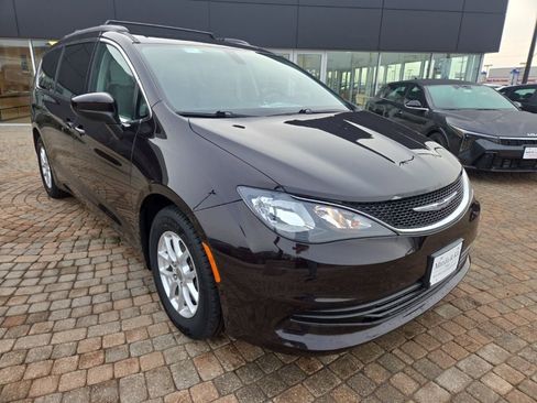 Used 2017 Chrysler Pacifica Touring image 3