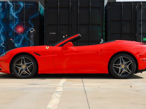 Used 2015 Ferrari California T RWD image 4
