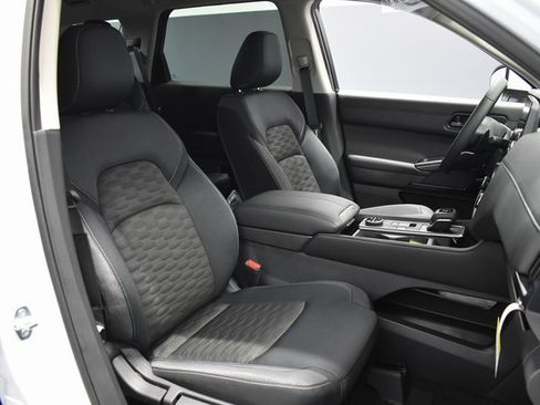 New 2025 Nissan Pathfinder SV image 14