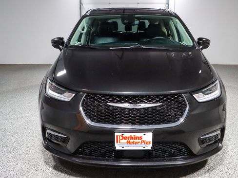 Used 2023 Chrysler Pacifica Touring-L image 4