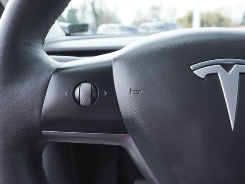 Used 2021 Tesla Model Y Long Range image 16