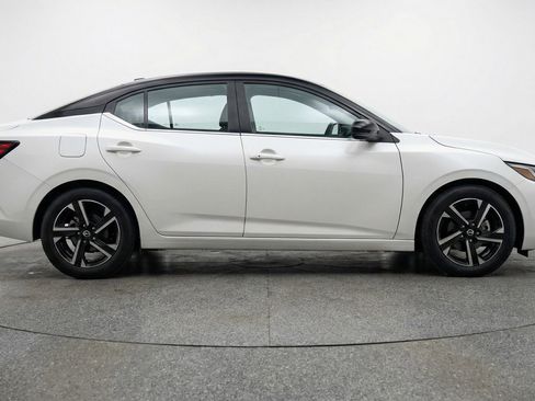 Used 2025 Nissan Sentra SV FWD image 11