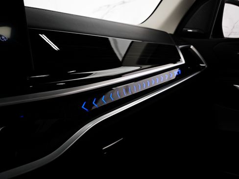 Used 2024 BMW X7 xDrive40i image 32