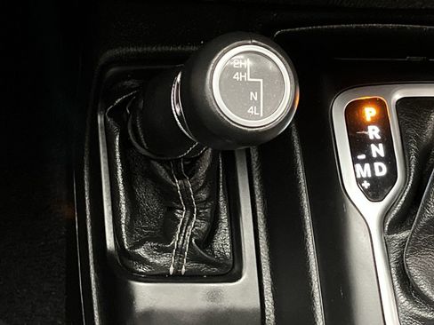 Used 2018 Jeep Wrangler Unlimited Sahara image 14