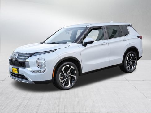 Used 2022 Mitsubishi Outlander SE image 3