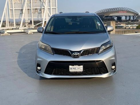 Used 2020 Toyota Sienna SE w/ SE Preferred Package FWD image 3