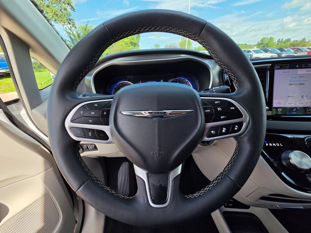 Used 2024 Chrysler Pacifica Touring-L FWD image 17