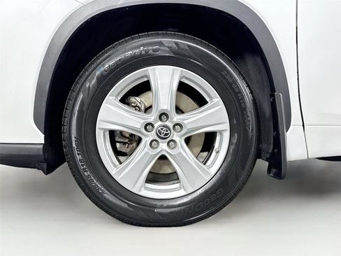 Used 2023 Toyota Highlander LE FWD image 43