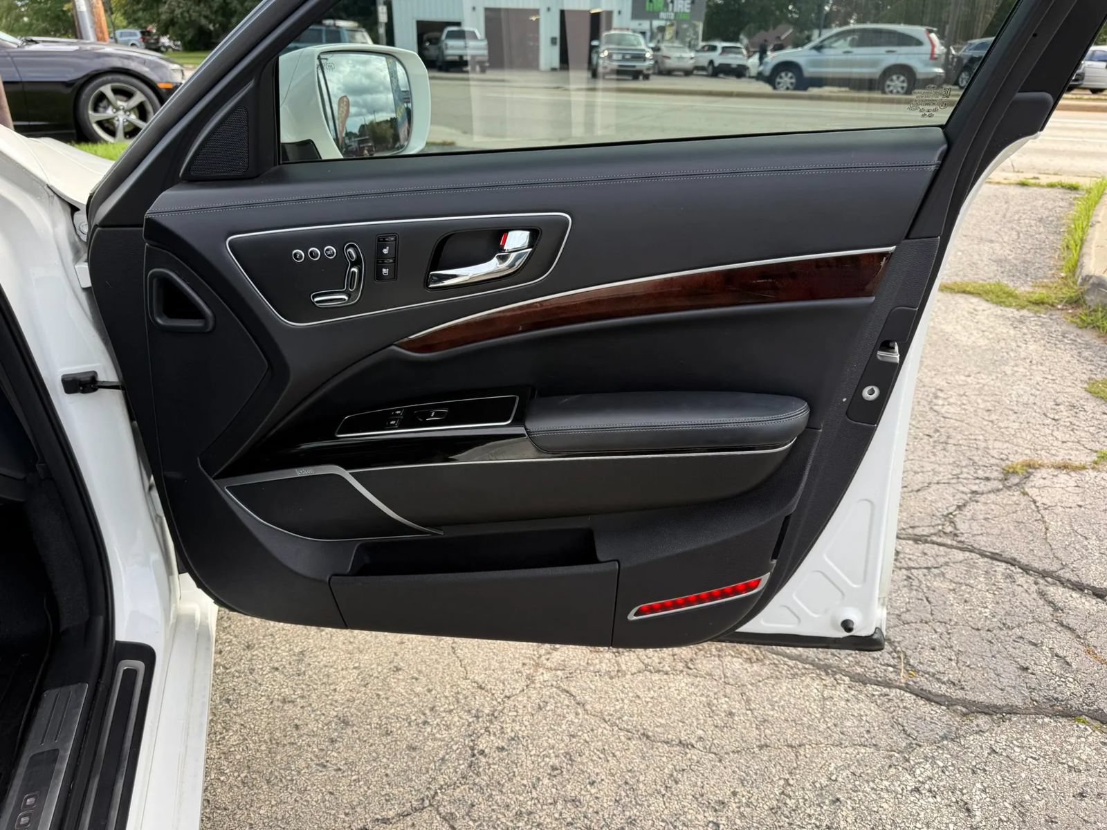 Used 2017 Kia K900 Luxury w/ VIP Plus Package RWD image 19