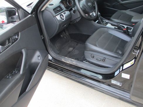 Used 2013 Volkswagen Passat 2.5 SE FWD image 22