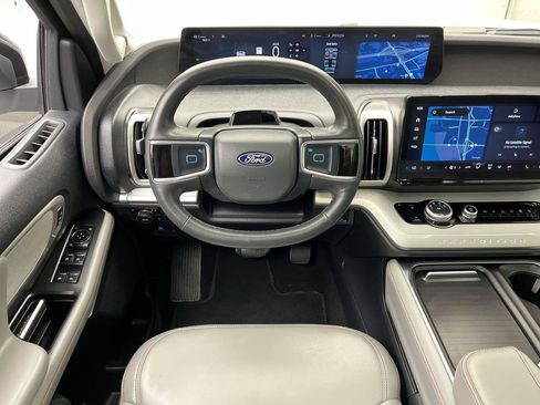 Used 2025 Ford Expedition Active AWD/4WD image 17
