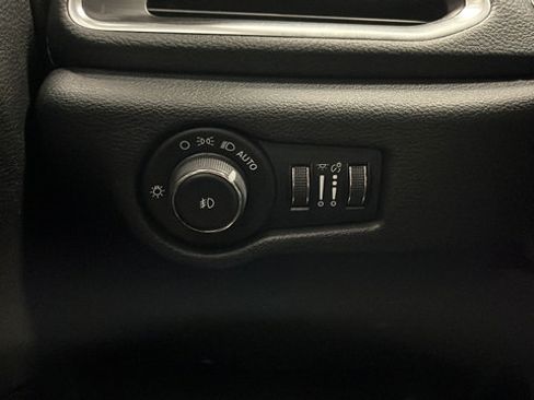 Used 2023 Chrysler Pacifica Limited w/ Uconnect Theater Family Group FWD image 32