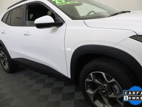 Used 2025 Chevrolet Trax LT FWD image 4
