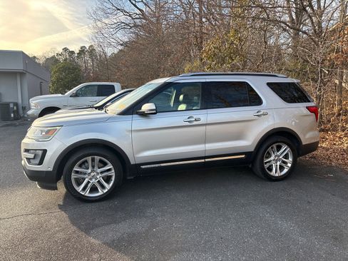 Used 2017 Ford Explorer Limited w/ Equipment Group 301A image 3