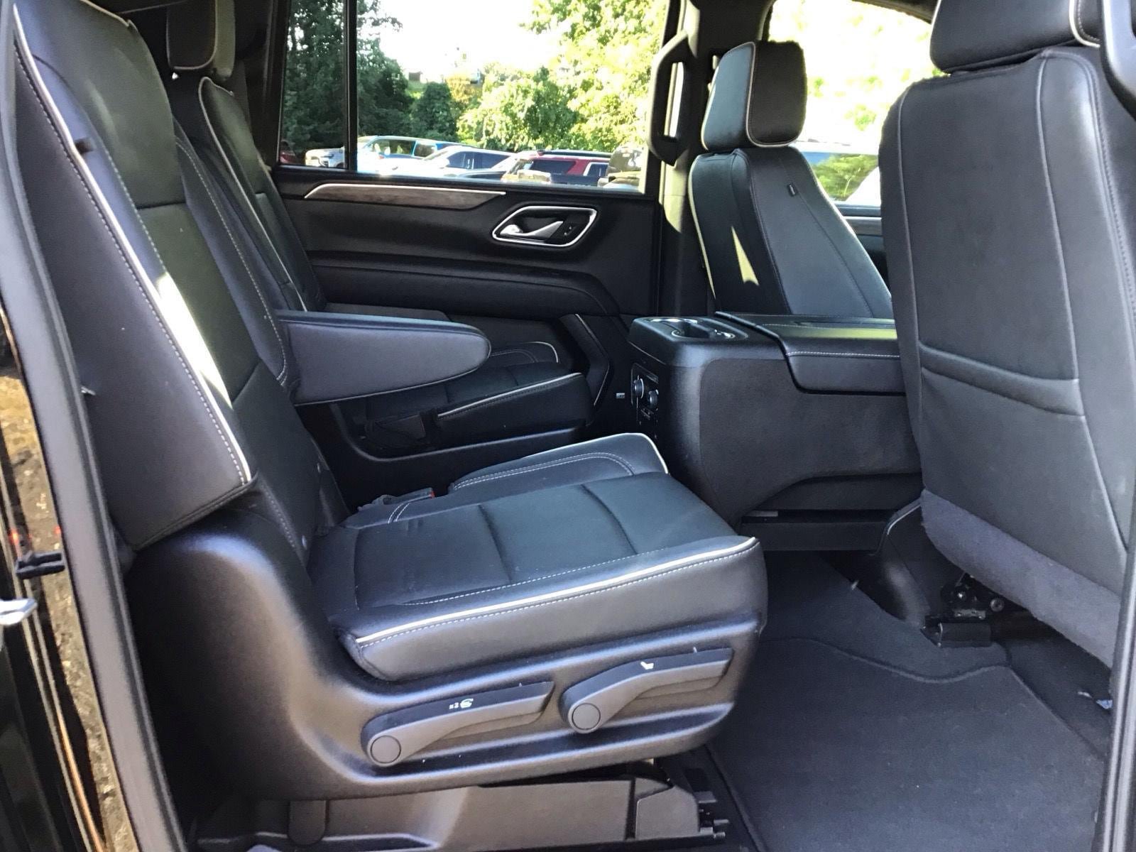 Used 2024 Chevrolet Suburban Premier w/ Premium Package AWD/4WD image 5