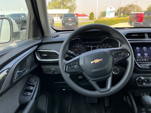 Used 2023 Chevrolet TrailBlazer LT w/ Convenience Package FWD image 2