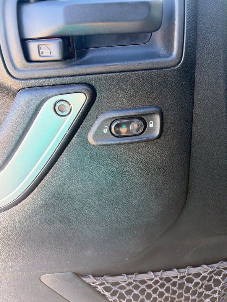 Used 2018 Jeep Wrangler Unlimited Sahara AWD/4WD image 10