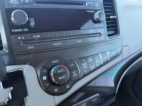 Used 2014 Toyota Sienna LE image 23