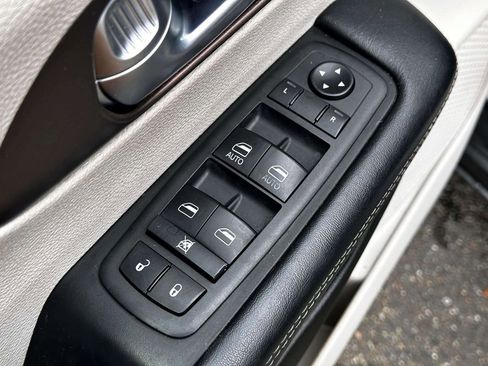 Used 2020 Chrysler Voyager Lxi image 15