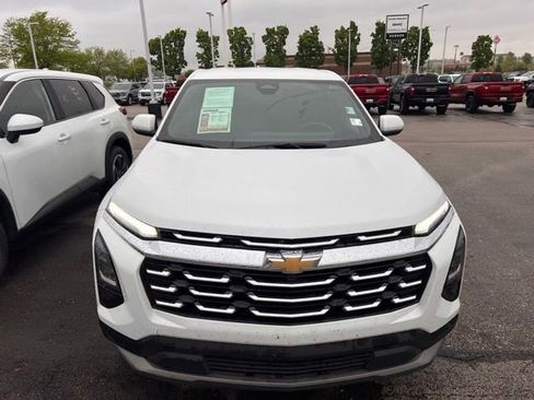 Used 2025 Chevrolet Equinox LT AWD/4WD image 2