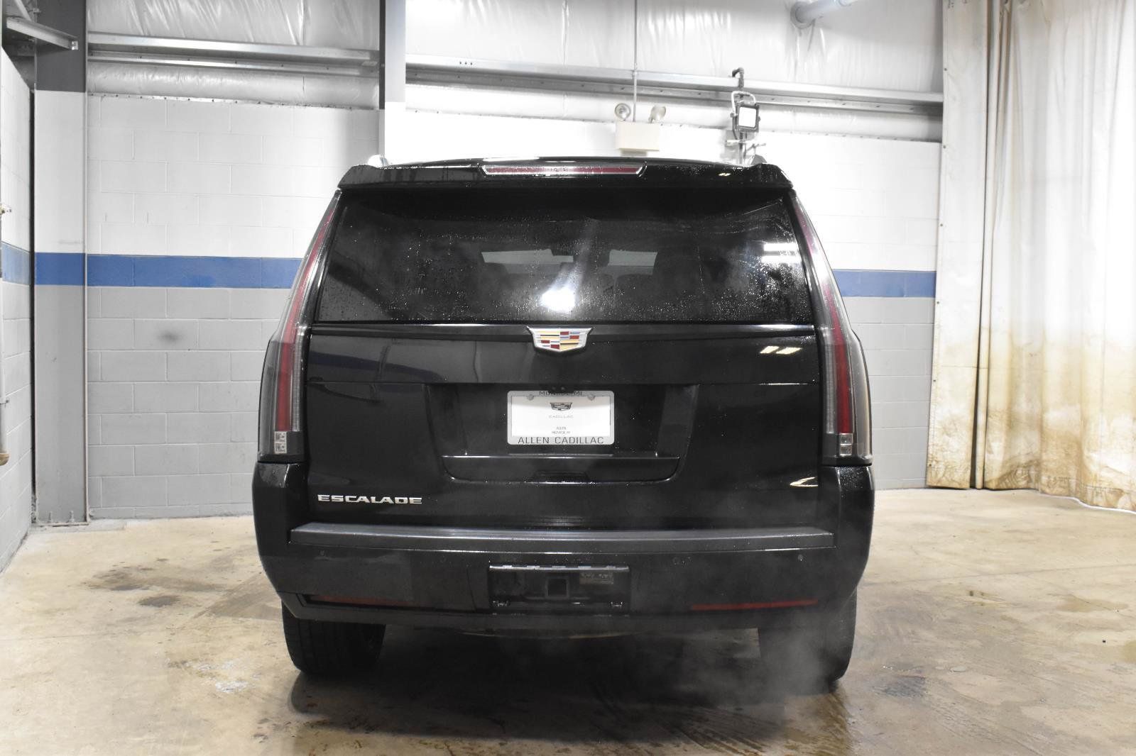 Used 2020 Cadillac Escalade Premium Luxury w/ Escalade Sport Edition AWD/4WD image 27