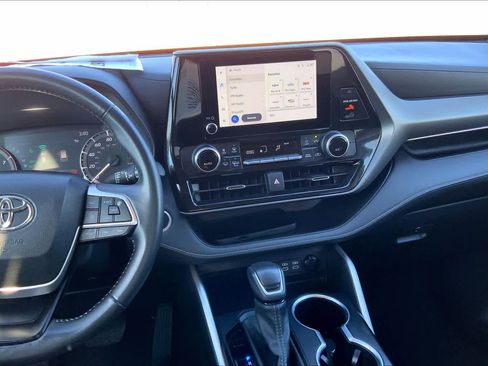 Used 2024 Toyota Highlander LE image 6