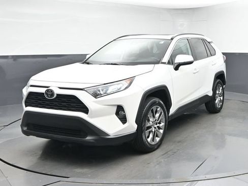 Used 2020 Toyota RAV4 XLE Premium FWD image 3