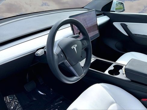 Used 2021 Tesla Model Y Long Range AWD/4WD image 16
