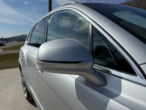 Used 2018 Bentley Bentayga image 38