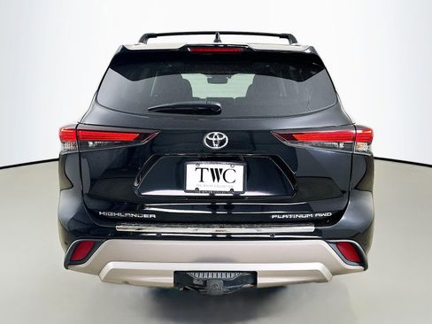 Used 2024 Toyota Highlander Platinum AWD/4WD image 6